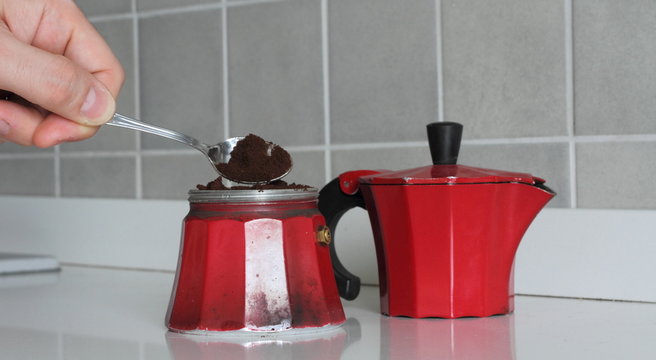 Riempire di caff&egrave; la moka