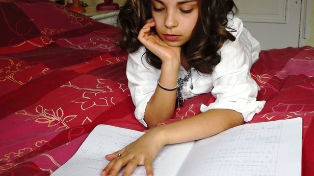 apprendre sa le&ccedil;on sur son lit