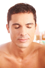 Obraz premium Mann bei Behandlung in Schönheitsklinik