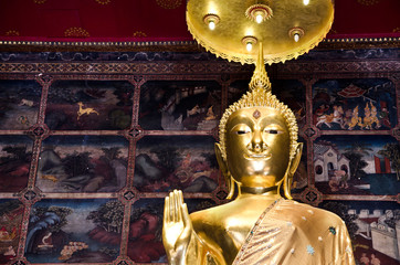 Gold buddha statue