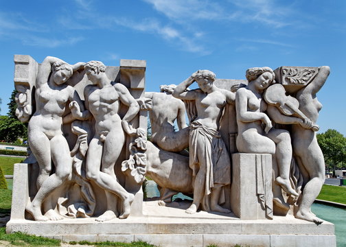 Groupe de statues en pierre blanche, Trocadero Paris.