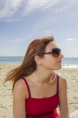 Ragazza in spiaggia con gli occhiali da sole