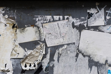 Abgerissene Plakate