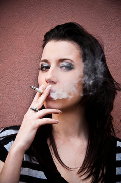 jeune femme brune et cigarette