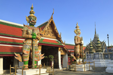 Fototapeta premium Olbrzymia statua w wielkim pałacu, Bangkok, Tajlandia