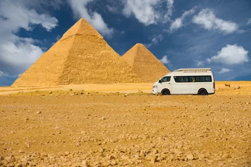 Foto op Plexiglas Tourist Van Front Giza Pyramids © Pius Lee