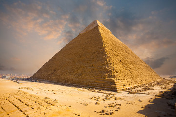 Fototapeta na wymiar Fiery Sky Giza Piramidy Egipt