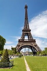 Tour Eiffel et parc parisien.