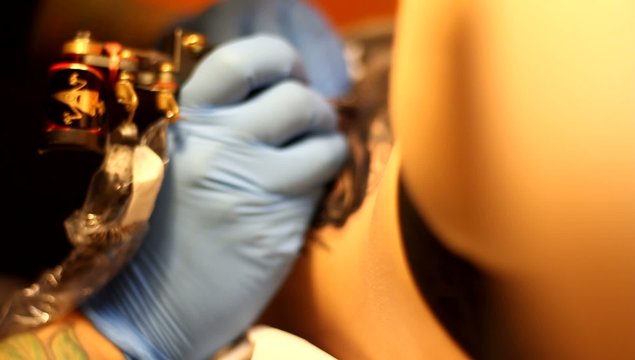 tatuando a una chica