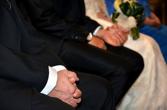 Novios y padrinos durante la celebraci&oacute;n de una boda
