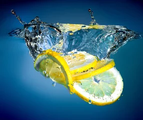 Foto op Canvas citroen in water © Ievgen Skrypko