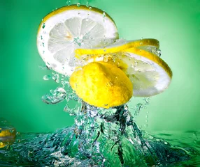 Küchenrückwand glas motiv Zitrone in Wasser © Ievgen Skrypko