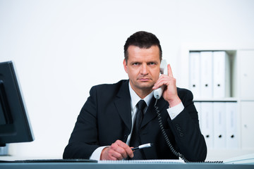 geschäftsmann mit ernsthaften blick am telefon