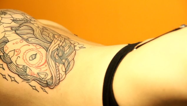 chica tatuaje