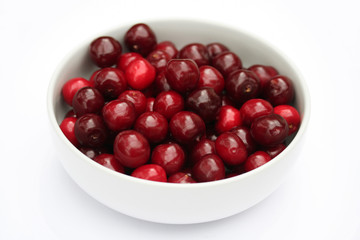ciotola di ciliegie_sfondo bianco