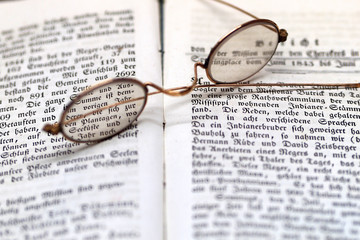 Nickelbrille auf Buchseite