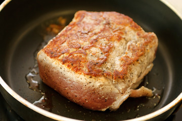 Meat frayed on fraying pan