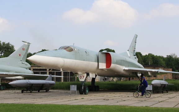 Supersonic bomber