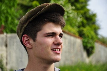 Jeune homme et une casquette.