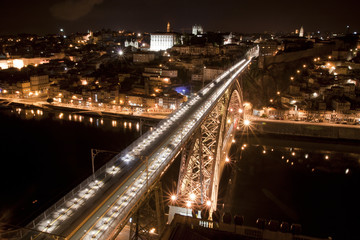 Fototapeta na wymiar Wysoka widok D. Luis Bridge w nocy, Oporto Portugalii