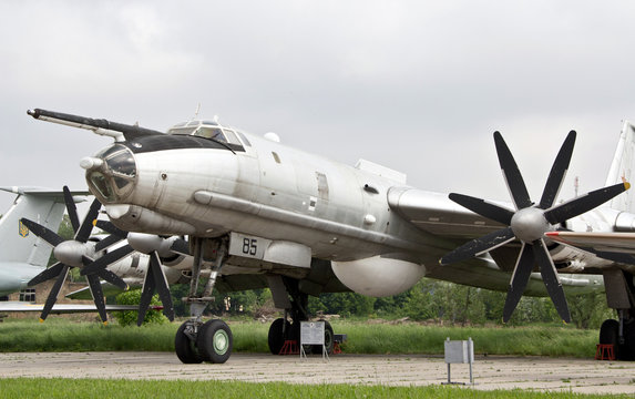 Strategic bomber