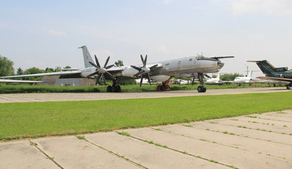 Fototapeta na wymiar KIJÓW, UKRAINA-MAY 16: Tu-142 w Muzeum Lotnictwa Państwowego