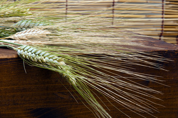 spighe di grano su tavolo in legno