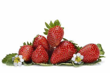 Fresas con sus hojas y sus flores.