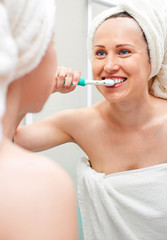 woman cleaning her teeth