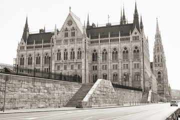 budapest parliament (monochrome)