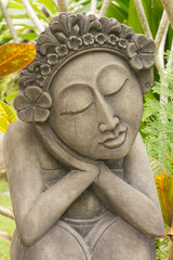 Obraz premium Sweet sculpture of woman in Thai garden.