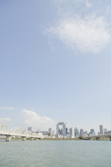 Naklejka premium 河川敷から見たビル郡