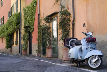 Foto op Plexiglas Scooter Vintage scooter geparkeerd op straat