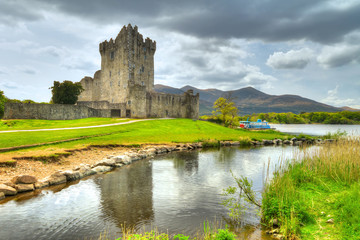 Fototapeta na wymiar Ross Castle z odbicia w hrabstwie Kerry, Irlandia