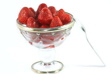 Une coupe de fraises sur fond blanc