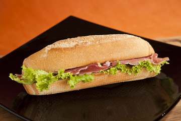 panino con prosciutto e insalata