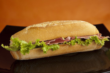panino con prosciutto e insalata
