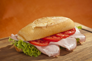 panino con prosciutto cotto e pomodori