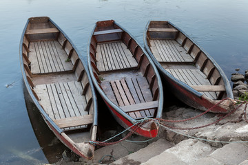Fischerboote am Flussufer