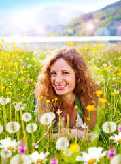 lachendes Mädchen in Pusteblumenwiese / dandelion-3