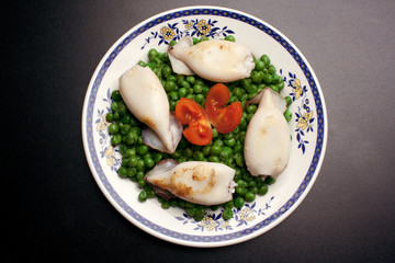 Calamari alla griglia con pisellini