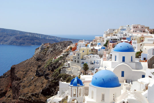 Localidad de Oia con sus c&uacute;pulas caracter&iacute;sticas. Santorini