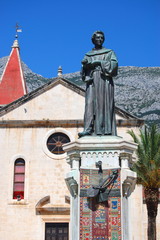Fototapeta na wymiar Pomnik poety Mijosicia w Makarskiej, Chorwacja
