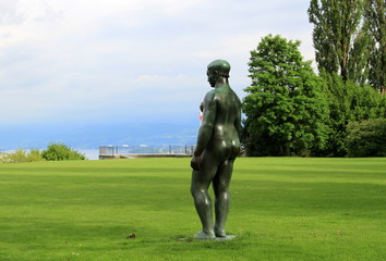 statue dans un jardin public