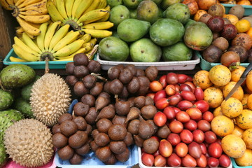 Naklejka na ściany i meble Exotische Früchte auf einem Markt