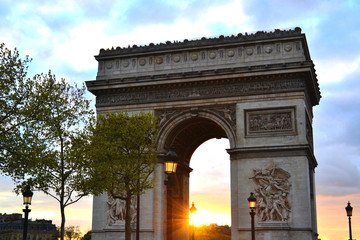 Fototapeta na wymiar Arc de Triomphe w Sunset