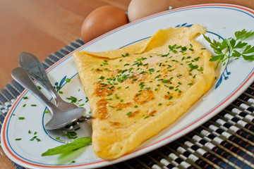 Omelett mit Käse und Schnittlauch