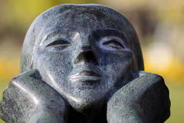 Sitzendes M&auml;dchen B&uuml;rgengarten Hameln