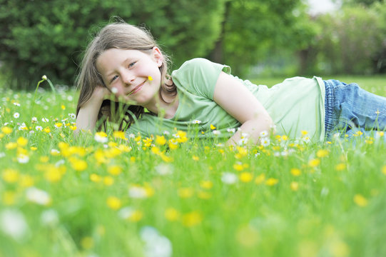 Kind auf Sommerwiese