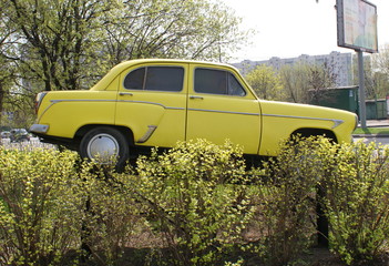 Жёлтый автомобиль в качестве рекламы Автомагазина